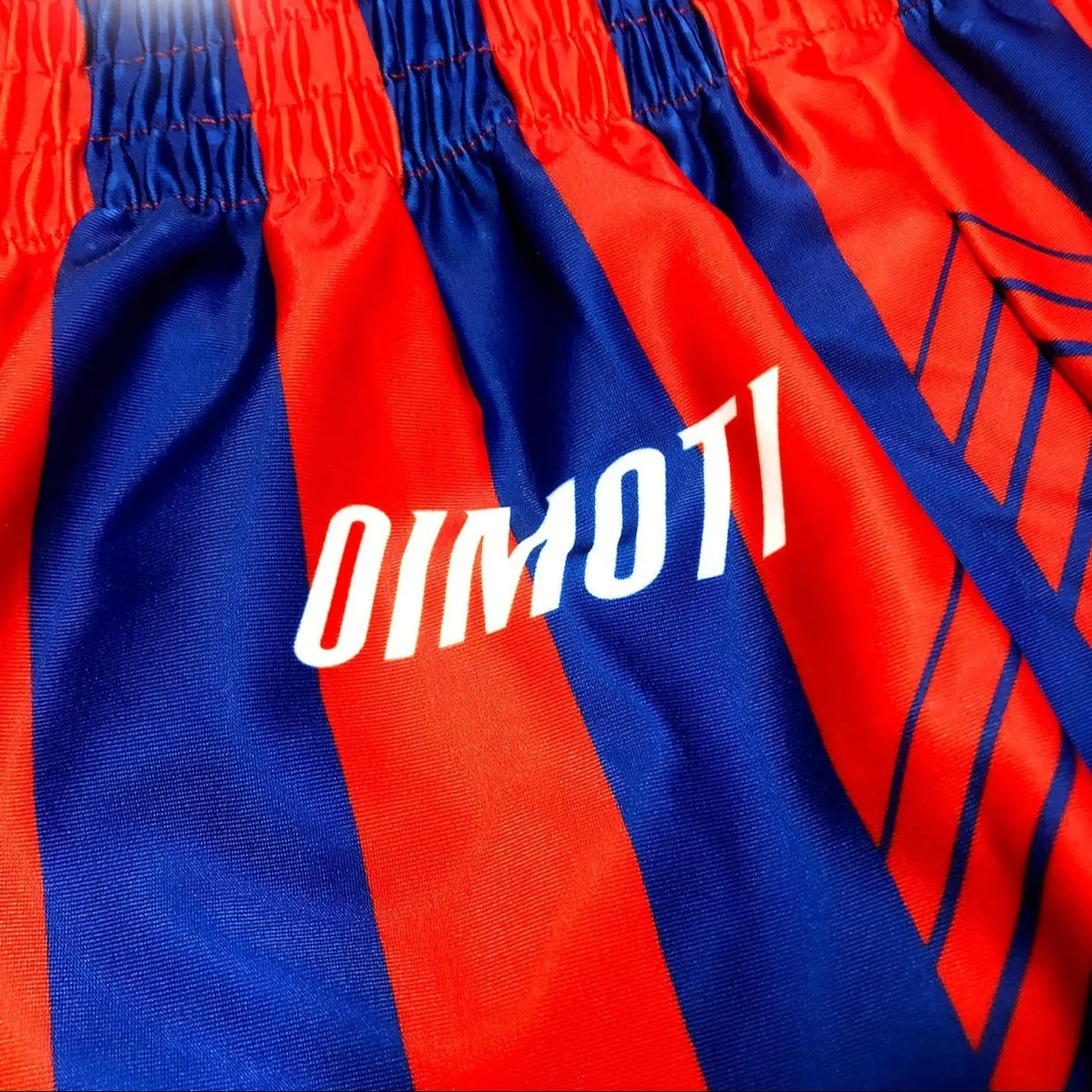 Short muay thai OIMOTI Naga Fang-Rouge/Bleu Nakmuay